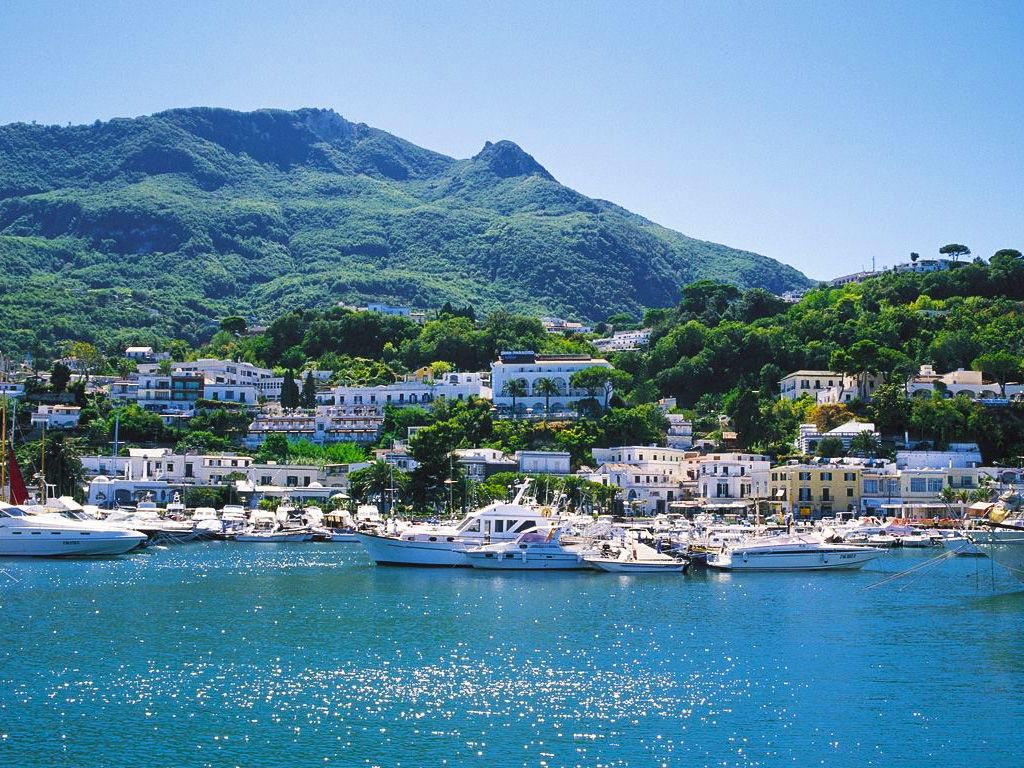 Casamicciola Terme vista dal braccio del porto