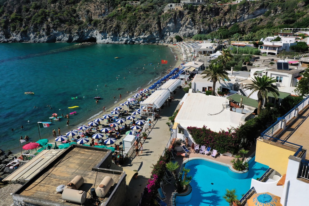 Forio d'Ischia vista aerea — costa con spiagge e giardini termali