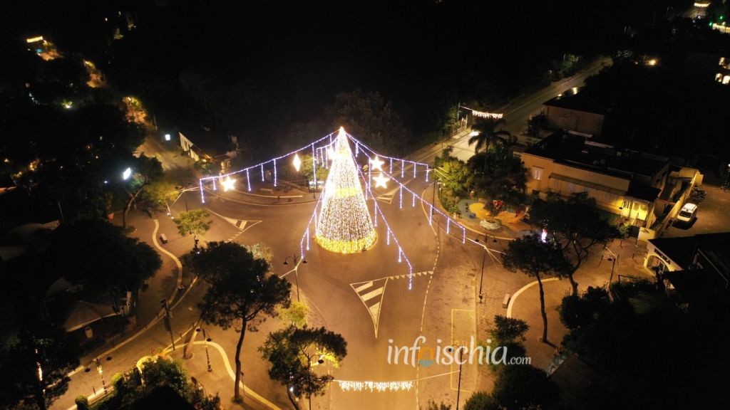 L'albero di Natale a Piazza Degli Eroi Ischia